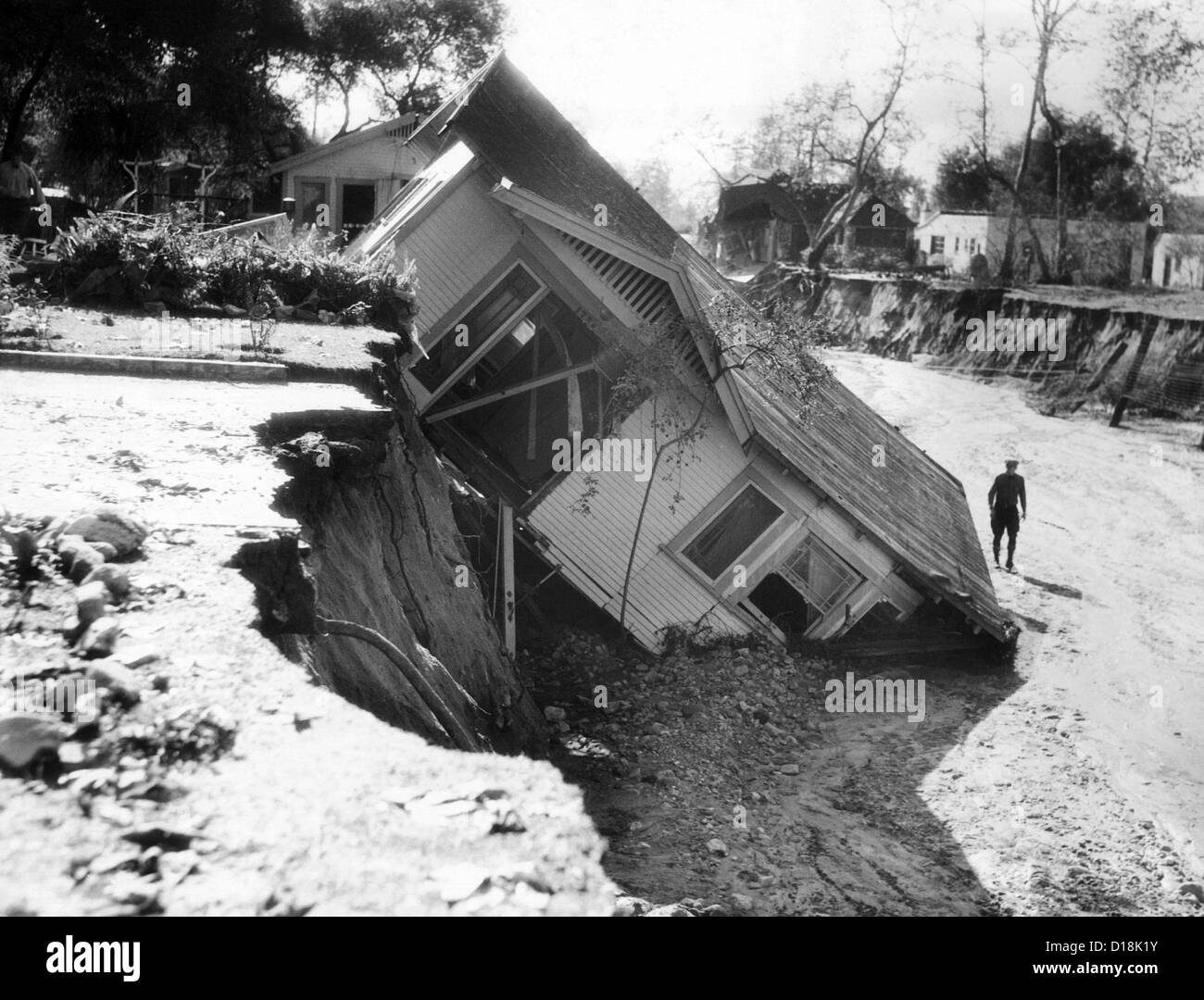 In California il giorno di Capodanno 1934 inondazione. Dopo una settimana di heavy rain, pareti di acqua 20 piedi alto pilotando giganteschi massi, Foto Stock