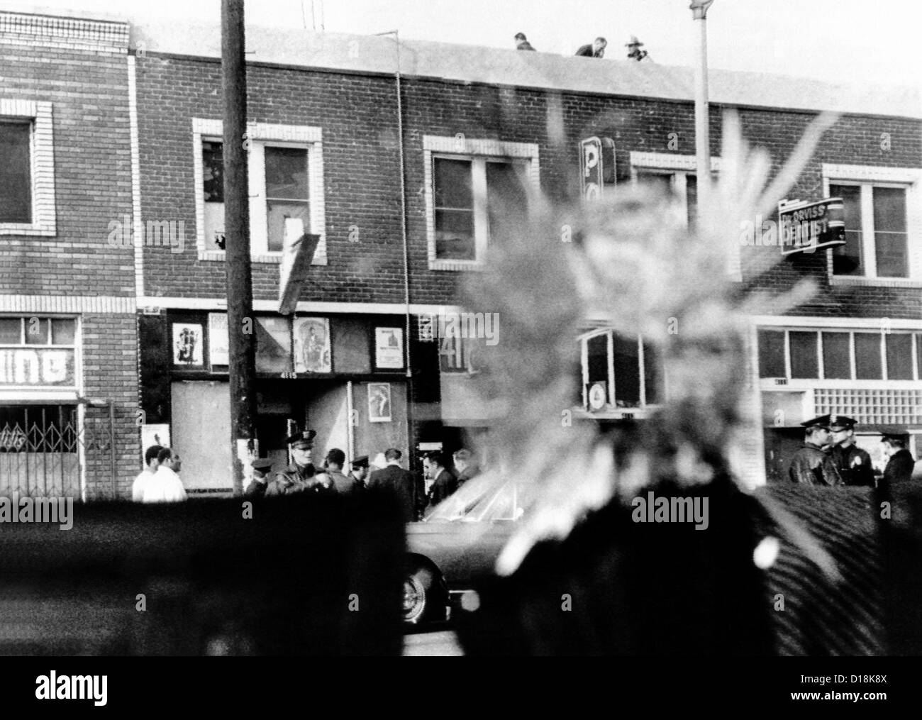 Un foro di proiettile in una finestra storefront è stato realizzato nel corso di quattro ore scambio di cannonate tra Los Angeles e polizia nero Foto Stock