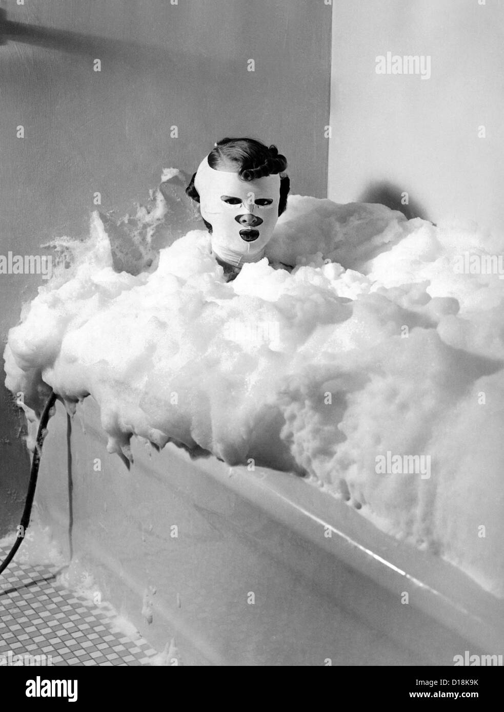 Helena Rubenstein Fifth Avenue Salon. Client in un bagno di latte trattato con aria compressa per fornire bolle. La maschera è un Foto Stock
