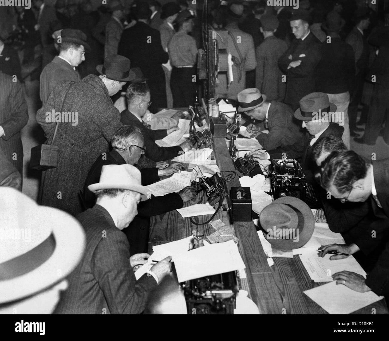 Relazioni prima della catastrofe Hindenburg. Giornale uomini e telegrafo operatori lavorano insieme nella sala stampa di Lakehurst Foto Stock