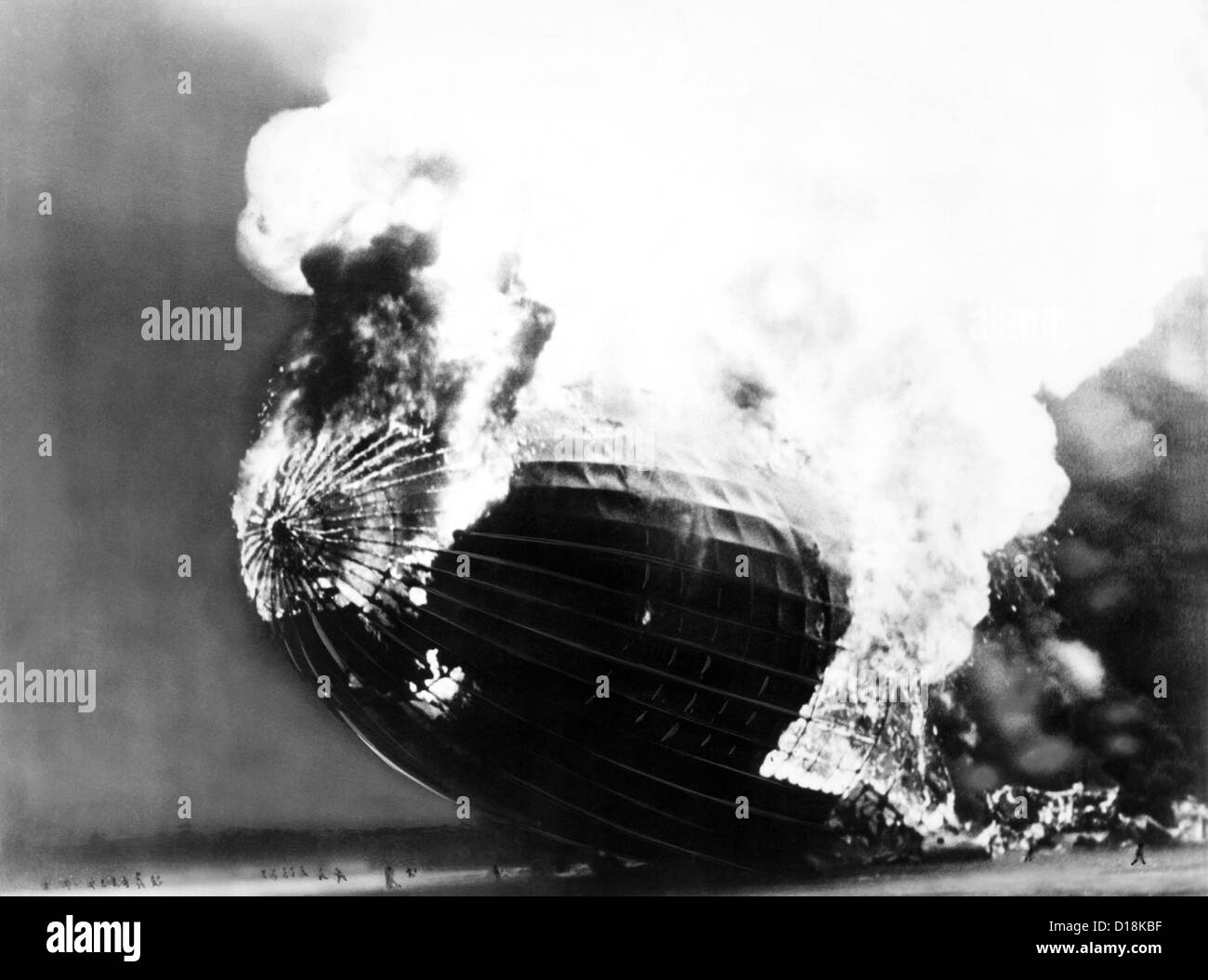 Il disastro Hindenburg. La gente scappa dalla combustione dirigibile, sopraffatte dalla sua enorme scala. Il 6 maggio 1937. (CSU ALPHA 1453) Foto Stock