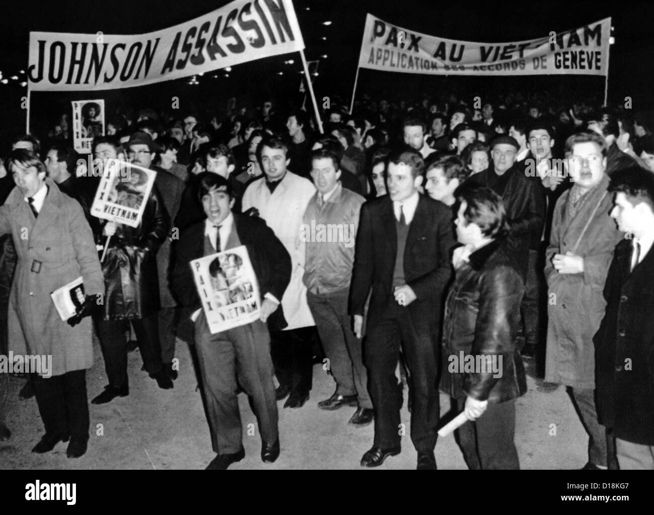 Guerra Anti-Vietnam manifestazioni a Parigi. Dimostranti di sinistra messa in Place de la Concorde vicino ambasciata statunitense. I manifestanti portano Foto Stock