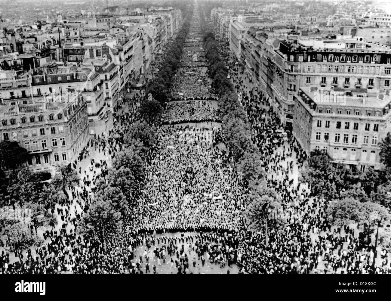 Migliaia di manifestanti riempire gli Champs Elysees, la risposta del Presidente Charles de Gaulle la chiamata per assistenza. Dopo settimane di Foto Stock