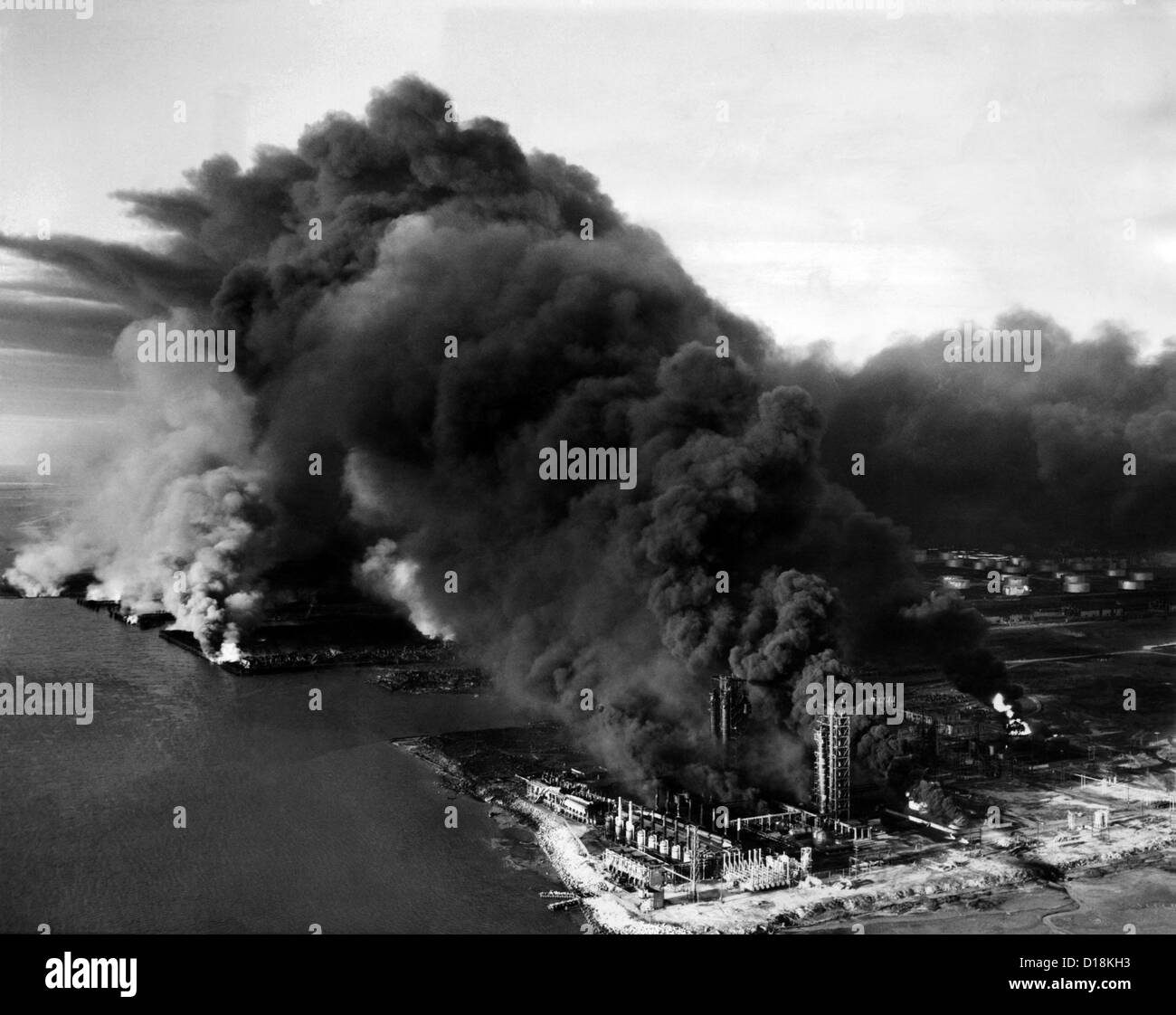 Oleoso fumo nero sorge dal Texas City Monsanto Chemical Company impianto. La mattina del 16 aprile 1947 la nave francese, Foto Stock