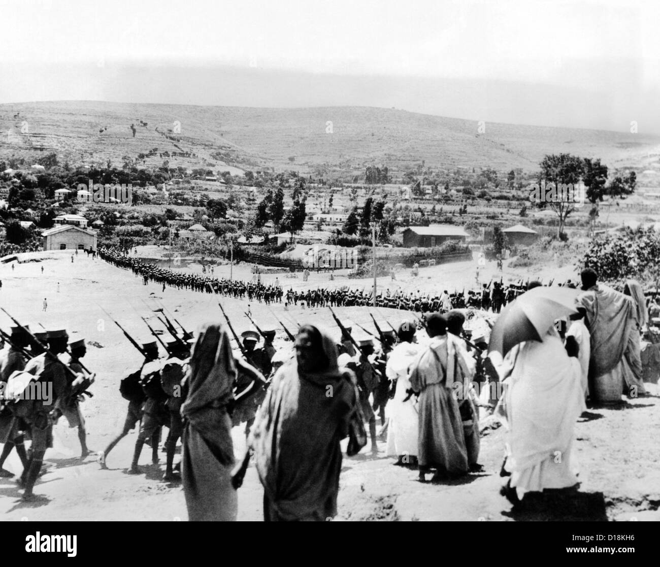 Seconda Guerra Italo-Ethiopian. Ras Nassibu's esercito etiopico marching fuori di Harrar per fermare l avanzata delle forze Italiane sotto Foto Stock