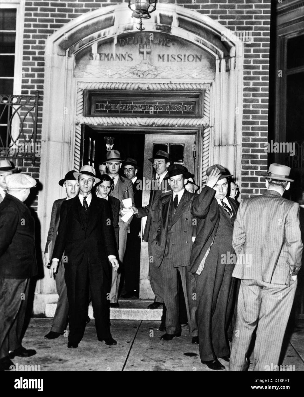 Il tedesco gli alieni lasciando la Deutsche marinaio missione sulla via di Hudson per Ellis island in custodia di U.S. Servizio di Immigrazione Foto Stock