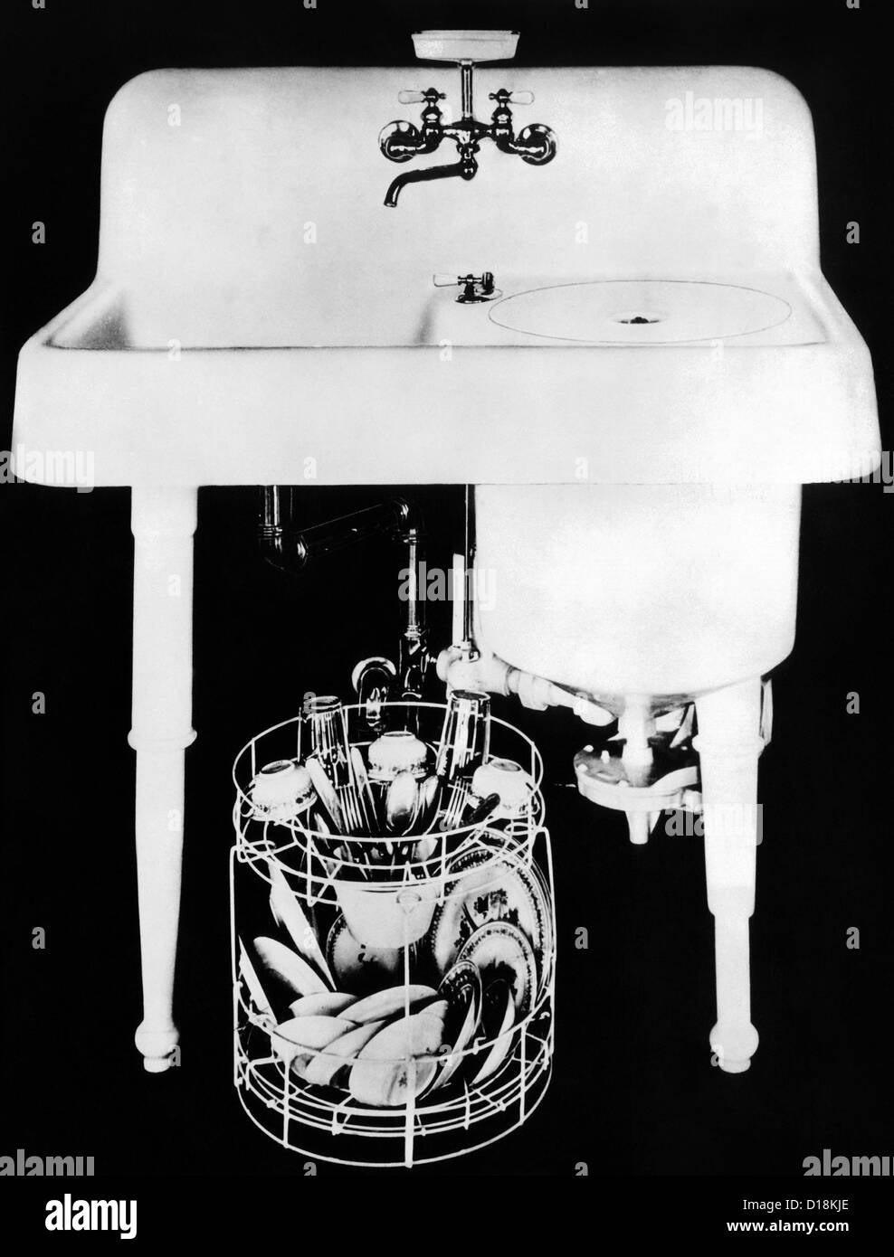 1920s Dishwashersink elettrico. Esso ha avuto un pesante, smaltata, ghisa vasca attaccato ad un lavello da 'U' viti e guarnizione in gomma. Il Foto Stock