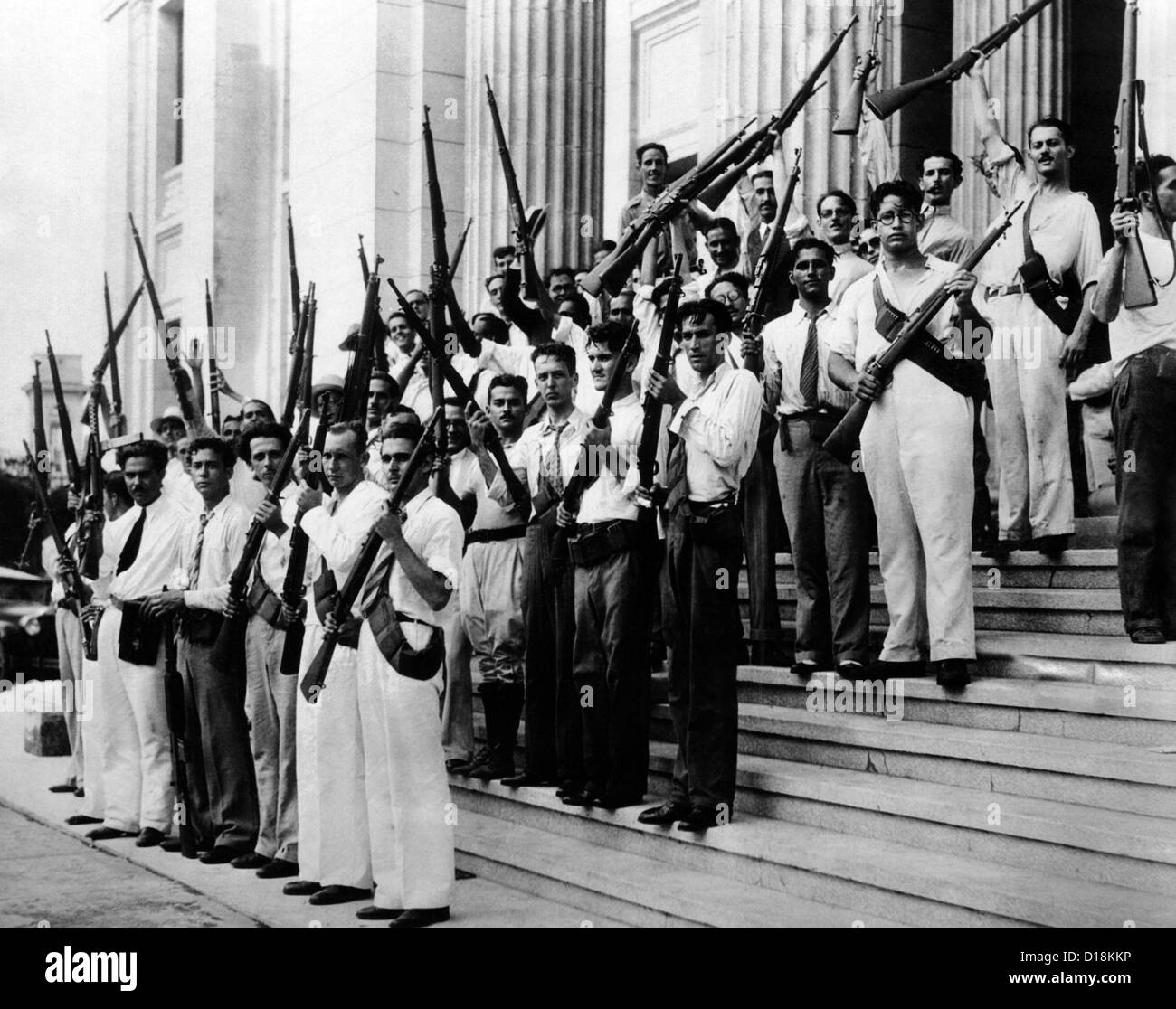 Gli studenti armati all'Università di L'Avana il 7 settembre 15, 1933. Hanno giurato di proteggere il nuovo governo cubano di Ramón Grau San Foto Stock