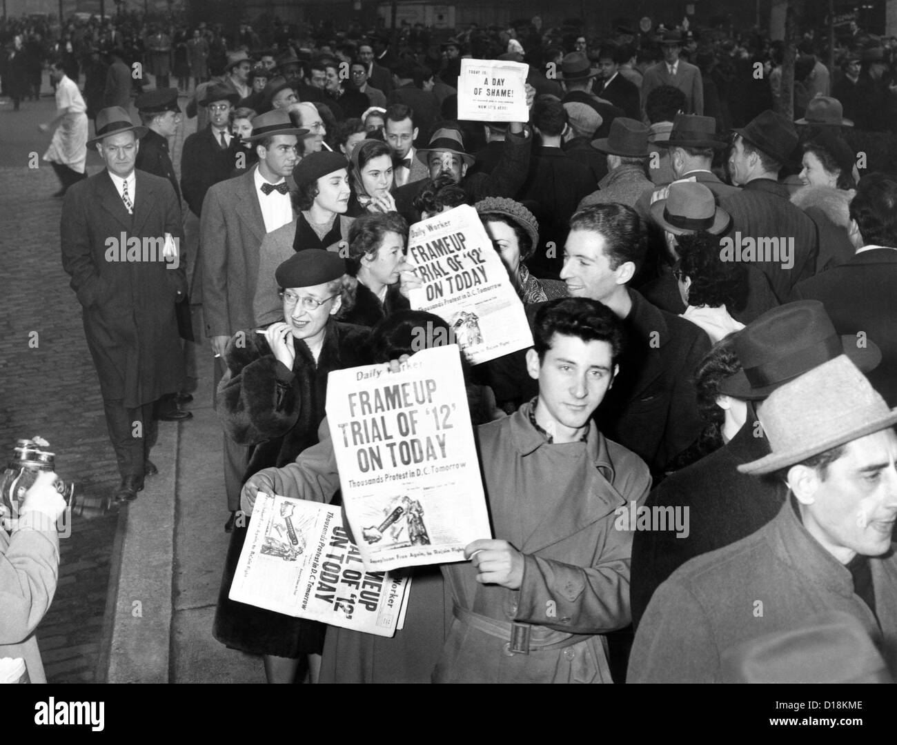 Il Partito comunista membri visualizzare la notizia del 'Daily lavoratore", che legge. 'Telaio fino prova di '12' su oggi". Giugno 1949. Foto Stock