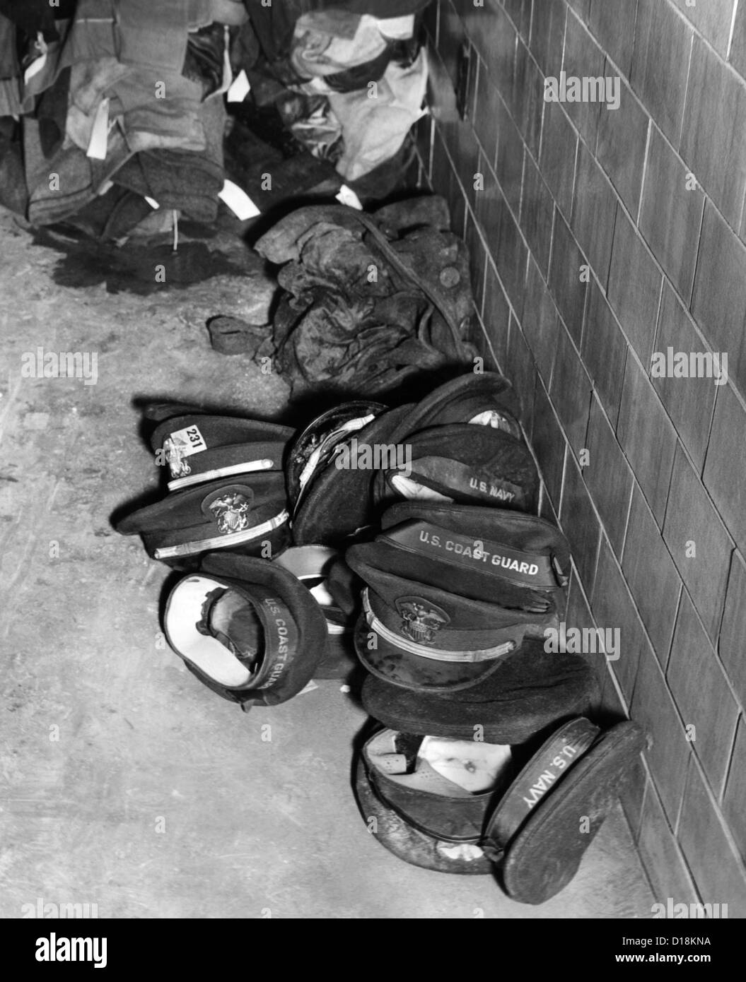 Coconut Grove Nightclub Fire. Servizio uomini cappelli aided identificazione di coloro che furono bruciati oltre riconoscimento nel nov. Foto Stock