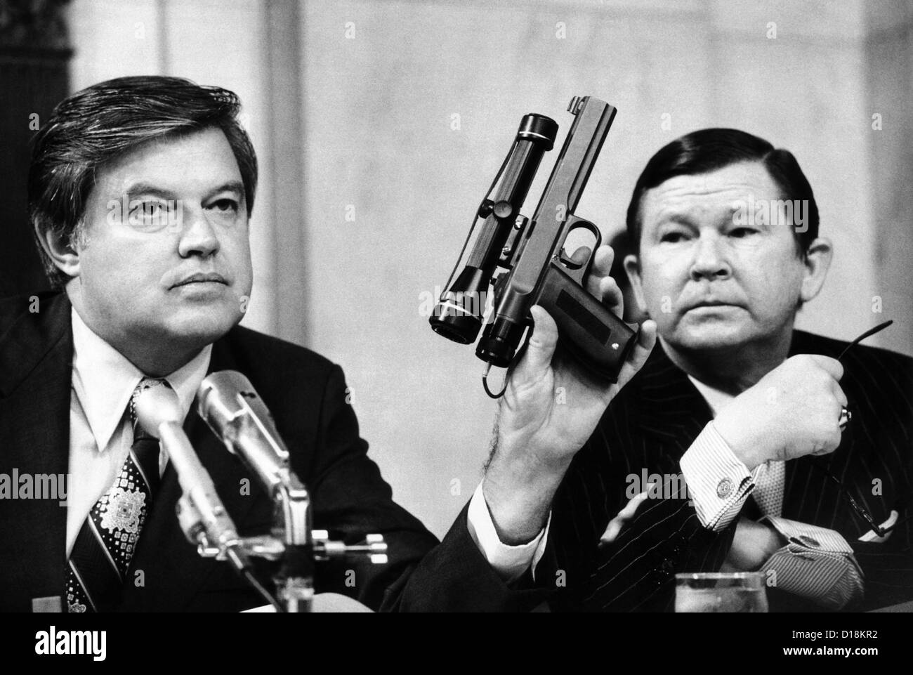 Il senatore Frank Church era presidente del Senato Comitato di Intelligence. Come Giovanni torre sembra egli detiene una CIA dart pistola con un Foto Stock