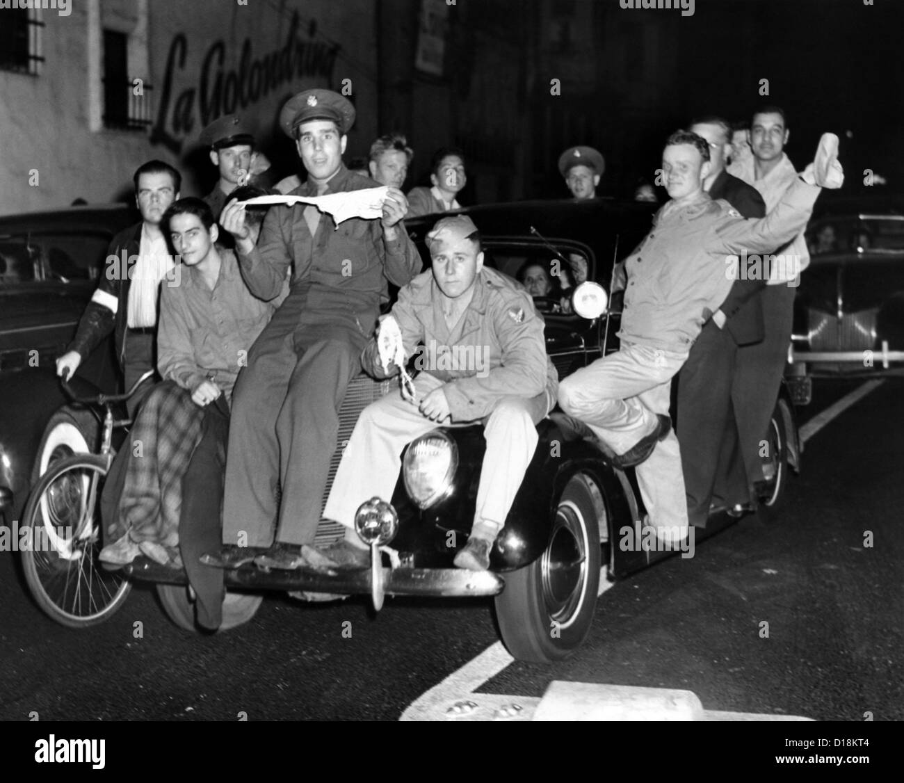 Zoot Suit tumulti a Los Angeles. Servizio di crociera gli uomini attraverso le strade della città in cerca di zoot Suiters di assalto. Essi sono Foto Stock