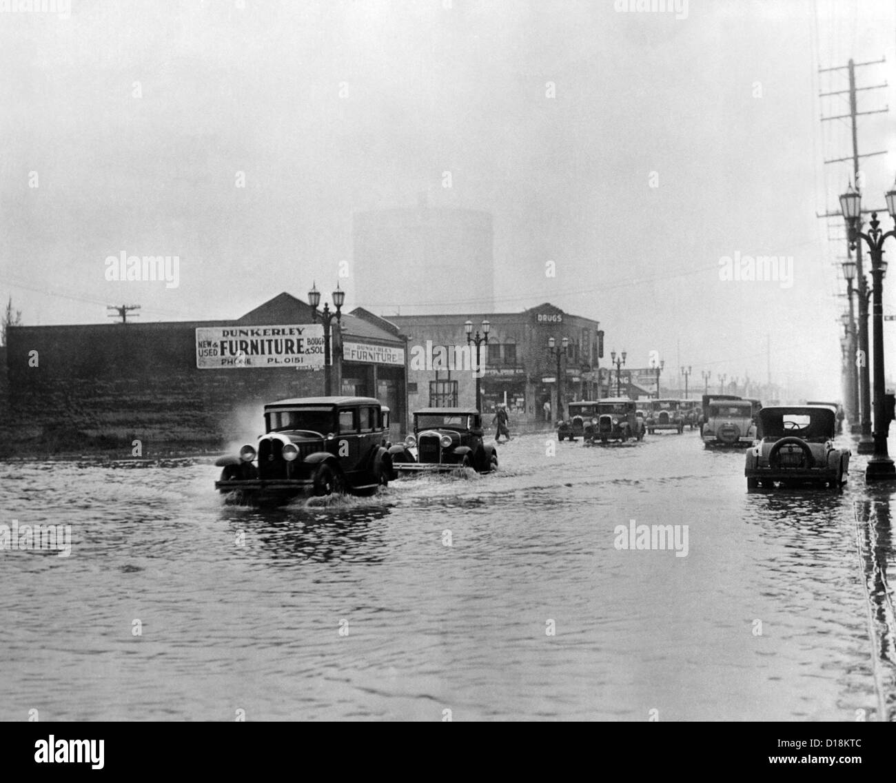 Strade allagate a Los Angeles. Gli automobilisti spruzzato attraverso il piede di acqua profonda nella città. Dic. 30, 1931. (CSU ALPHA 1735) CSU Foto Stock