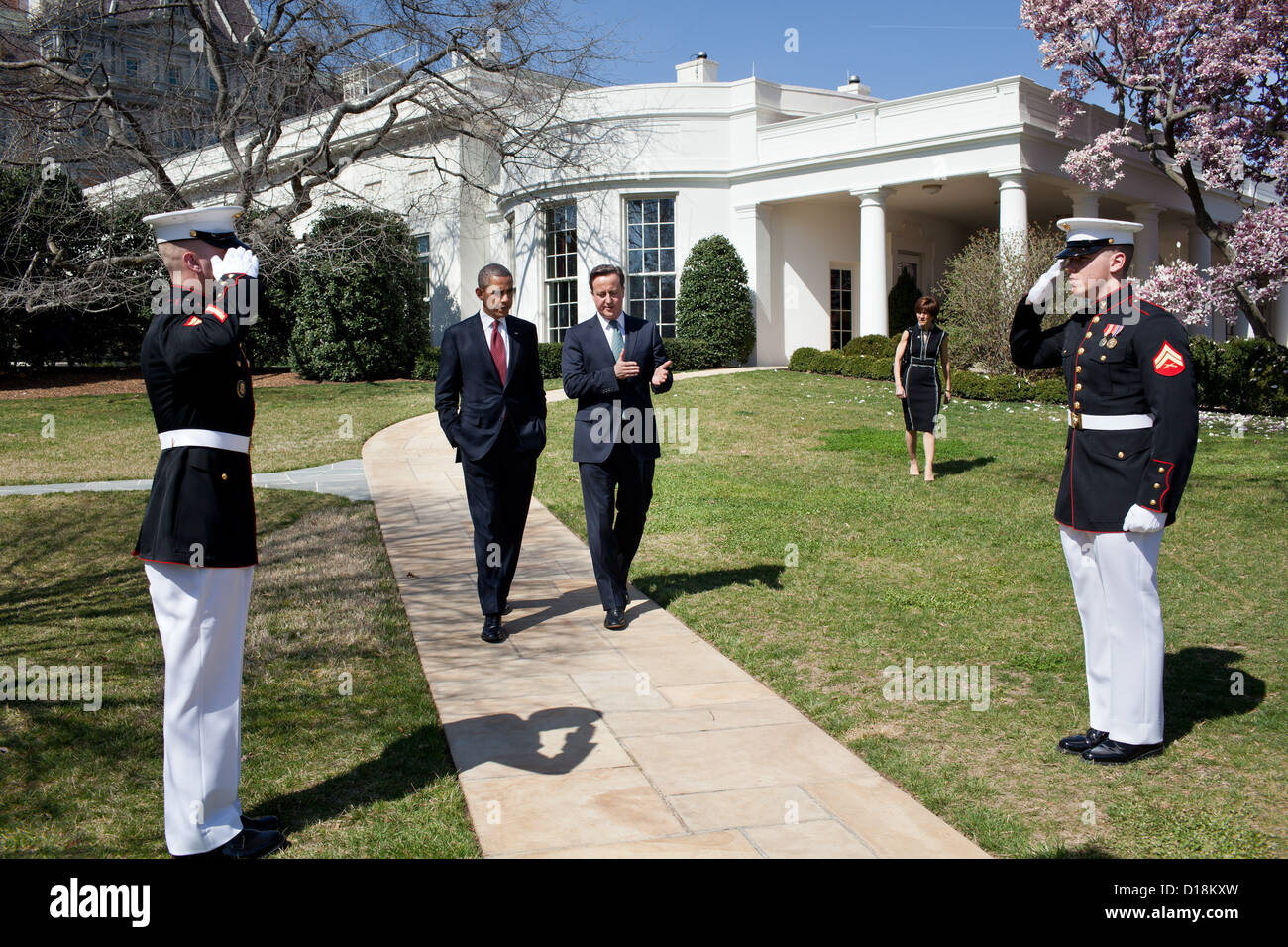 Il presidente Barack Obama passeggiate Primo Ministro David Cameron del Regno Unito alla sua per il giro della Papamobile seguendo le loro riunioni a Foto Stock