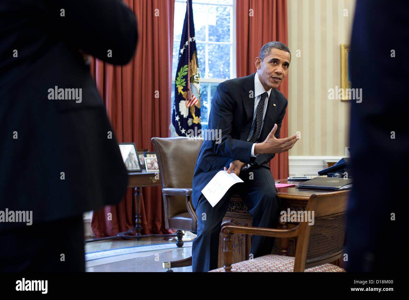 Il presidente Barack Obama parla con i consulenti senior all Ufficio Ovale, Feb 29, 2012. Foto Stock