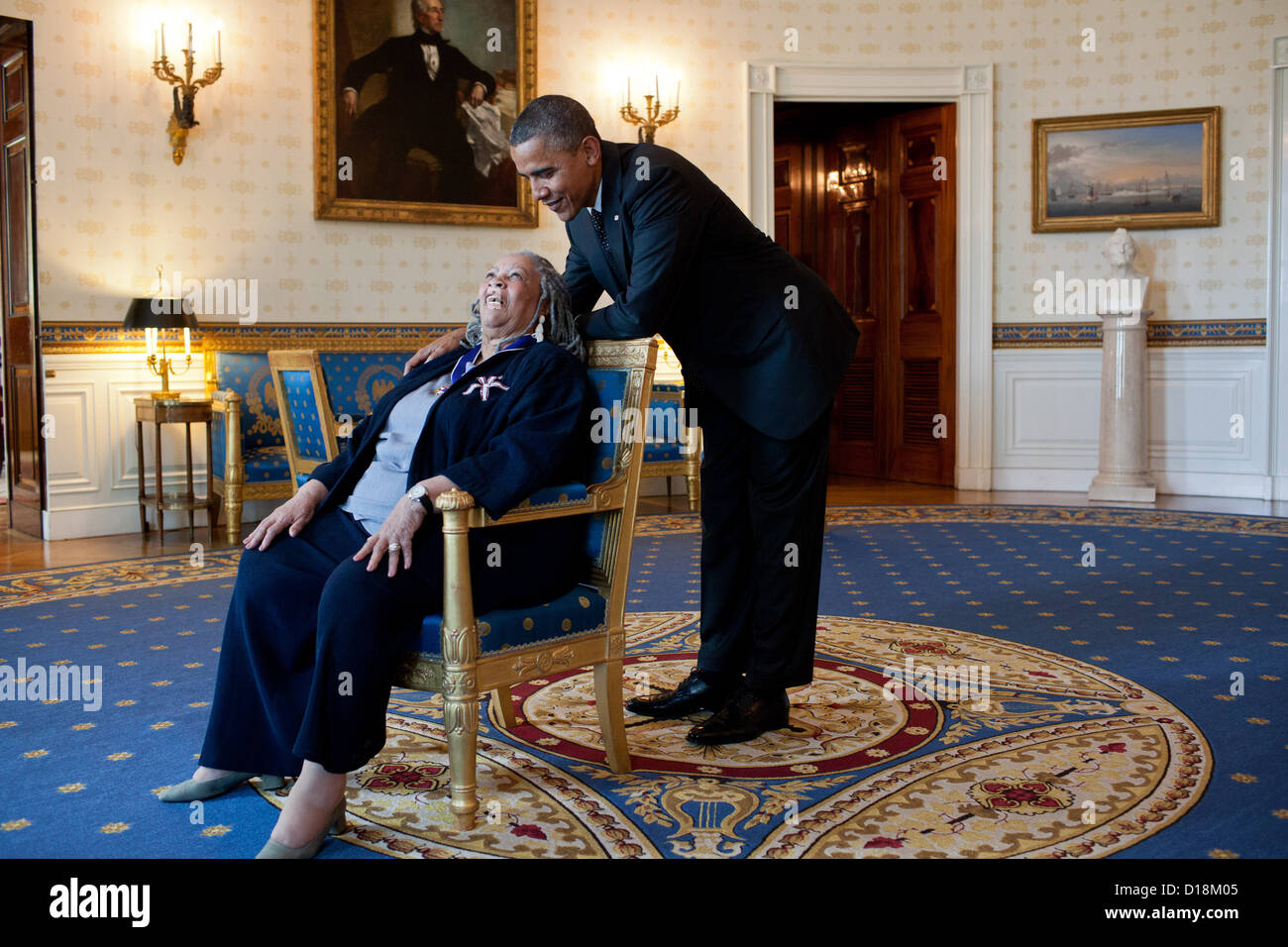 Il presidente Barack Obama parla con medaglia presidenziale della libertà destinatario Toni Morrison nella camera blu della Casa Bianca, Foto Stock