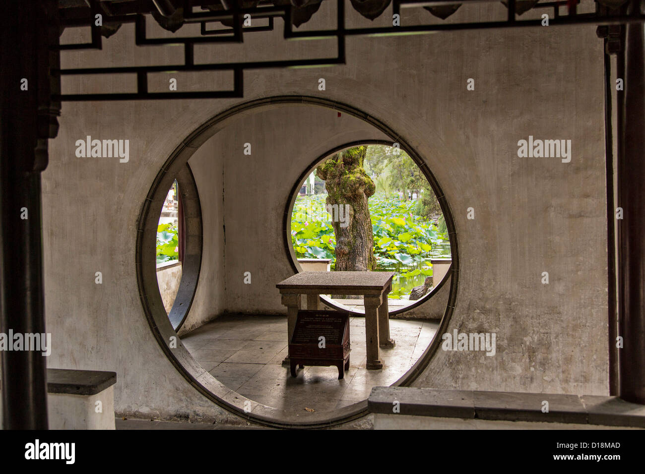 Round portali in una appartata Pavilion di Firmiana umile Administrator's garden a Suzhou, Cina. Foto Stock