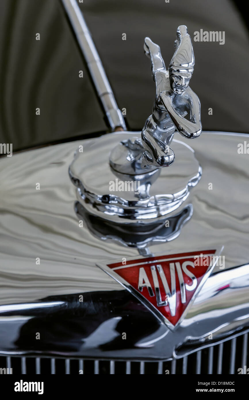 Chiudere il cofano del motore di un vecchio Alvis automobile Foto Stock