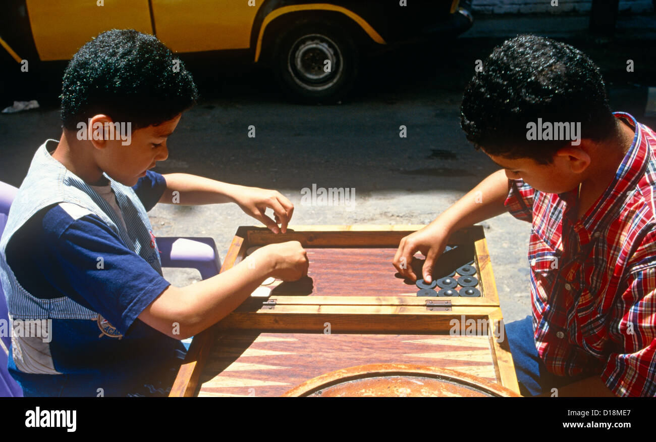 Ragazzi egiziani di giocare a Backgammon Cairo Egitto Foto Stock