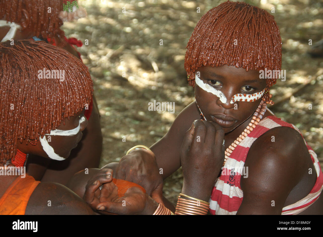 Africa, Etiopia, Omo River Valley Hamer tribù applicando la vernice del corpo prima di iniziare il salto del tori cerimonia Foto Stock