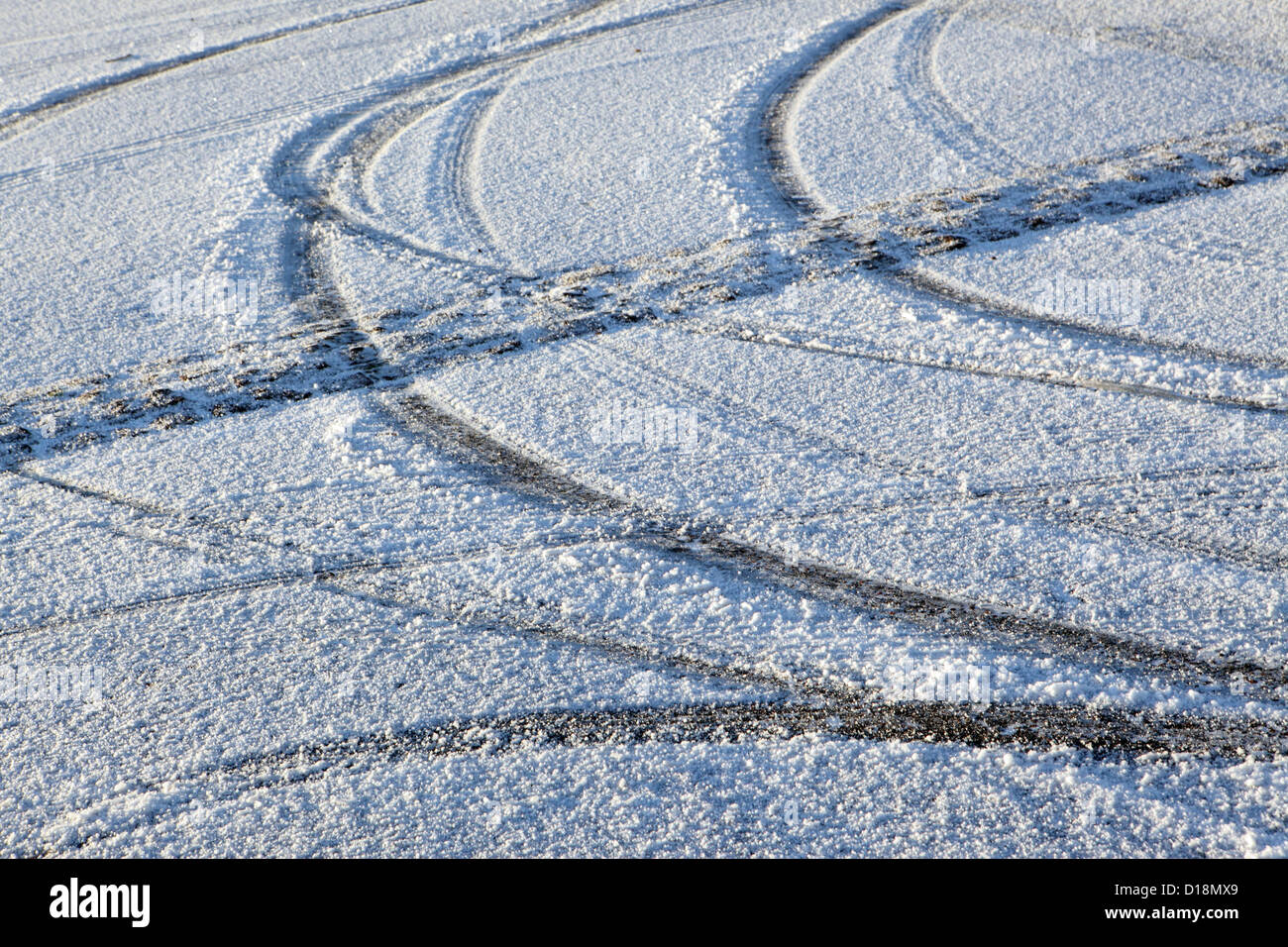 Tracce di pneumatici su superfici ghiacciate frosty snow non trattate superfici stradali, gelo invernale meteo la sicurezza stradale, UK. Foto Stock