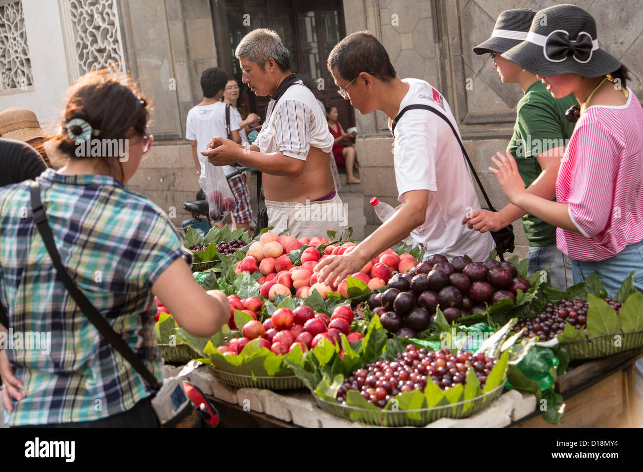 Un fornitore di frutta in Cina, a Suzhou. Foto Stock