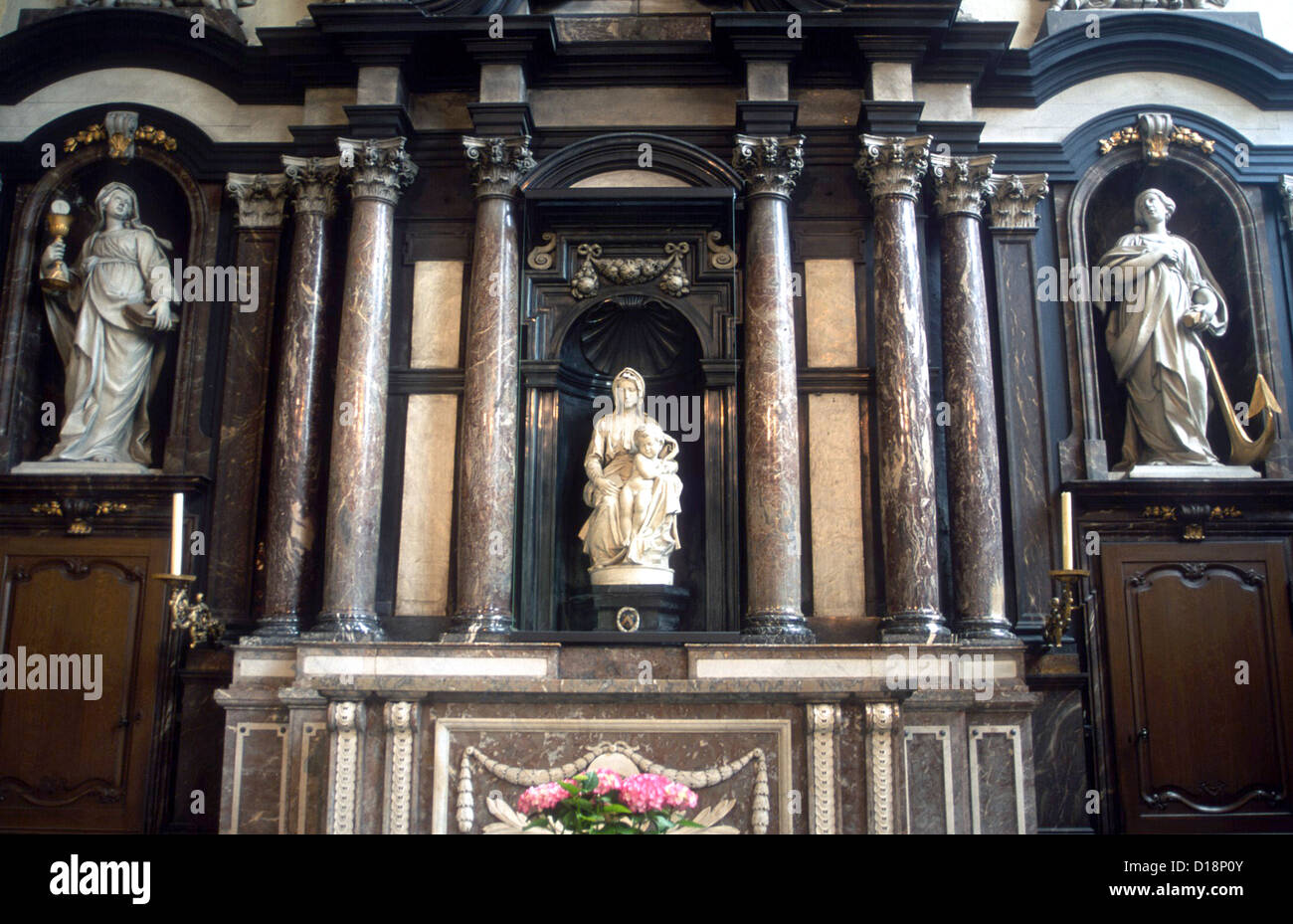 Bruges Belgio Michaleangelo Madonna e Bambino Chiesa di Nostra Signora Foto Stock