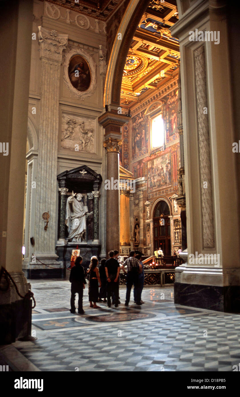 Inteior del Papale Arcibasilica di San Giovanni in Laterano Roma con pople in primo piano Foto Stock