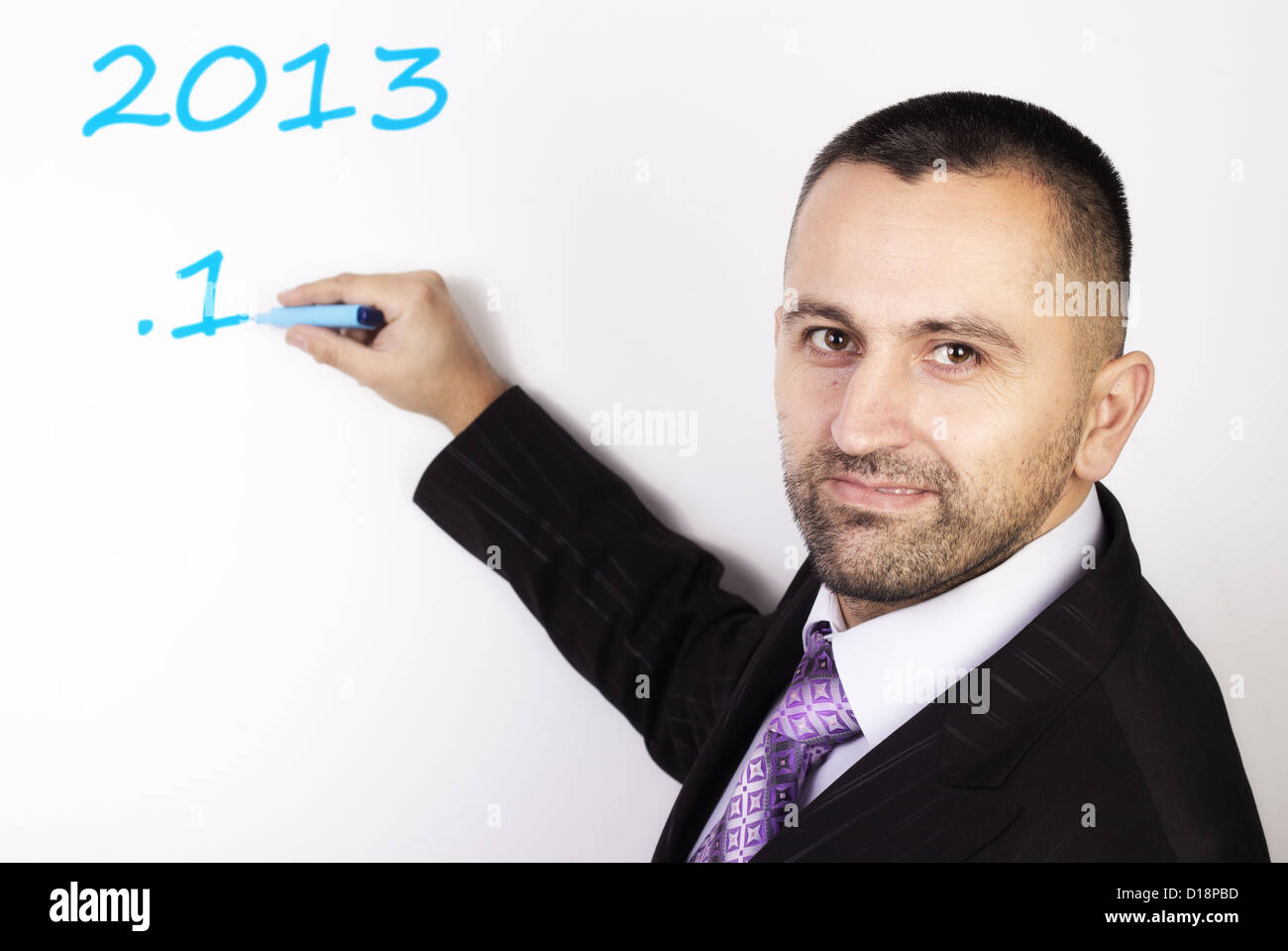 Giovane uomo in una tuta la scrittura su una lavagna bianca Foto Stock