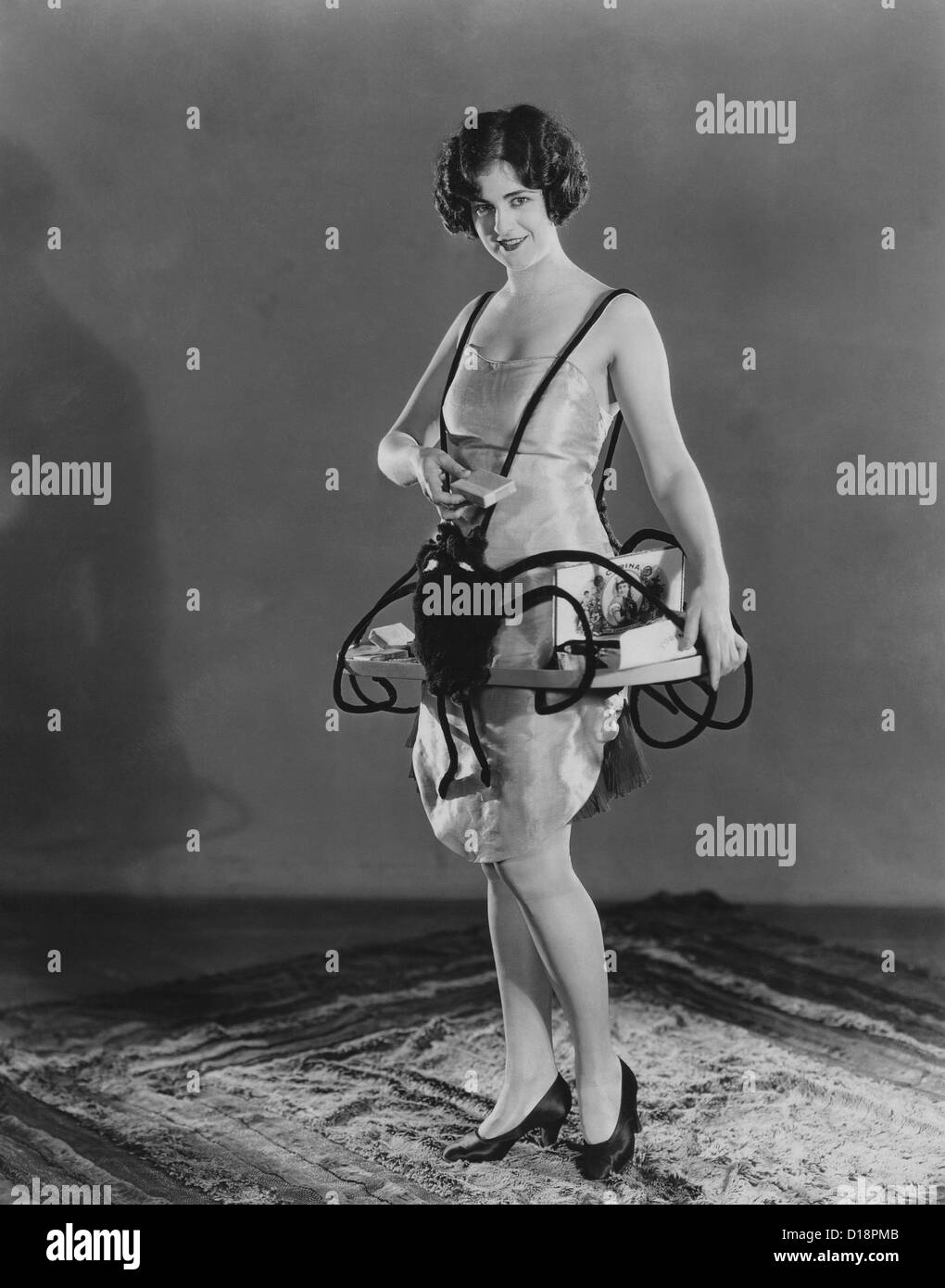 Ragazza di sigarette con aragosta bib Foto Stock