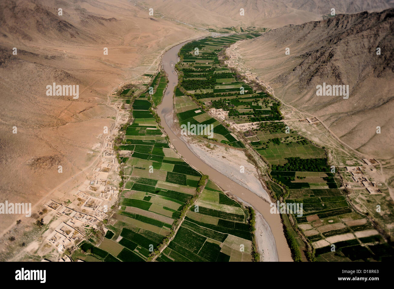 Vista aerea del green farm incuneato in un arida valle in Afghanistan meridionale Uruzgan Provence, Afghanistan. Foto Stock