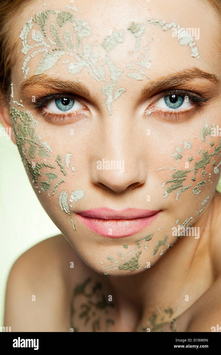 Womans facciata decorata con la maschera per il viso Foto Stock