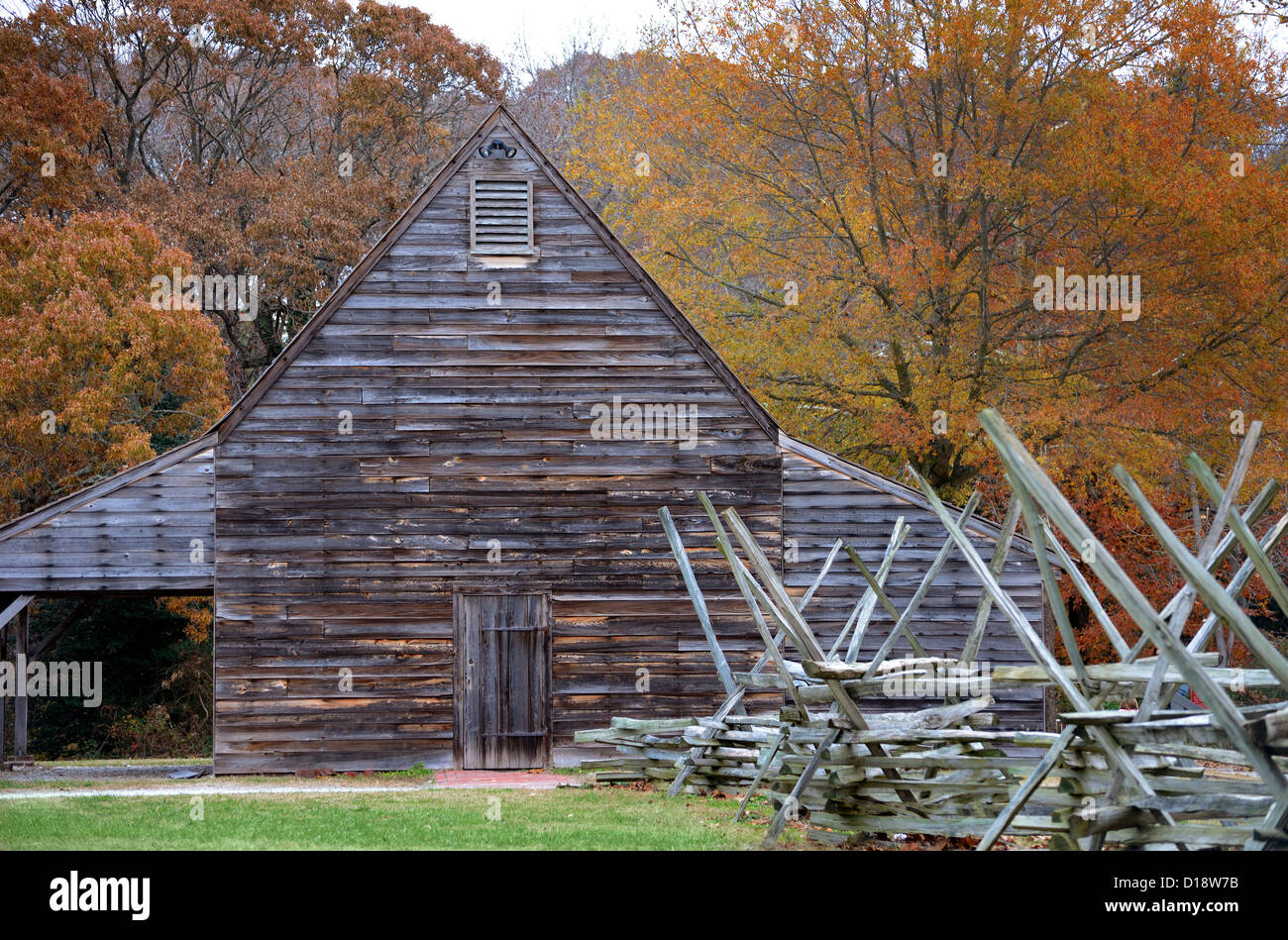 Fienile in legno con la caduta delle foglie, Pemberton Park, Salisbury Maryland USA Foto Stock