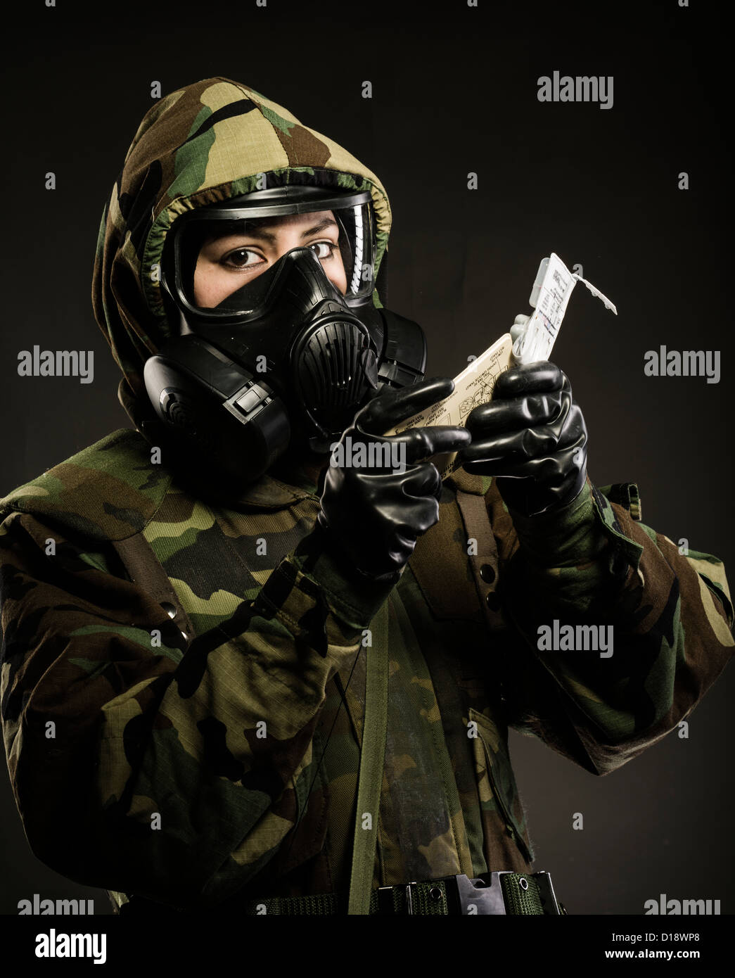 US Marine in MOPP marcia inc maschera a gas utilizza M272 agente chimico acqua Kit Test ( lewisite, agenti nervini, cianuro e senape ) Foto Stock