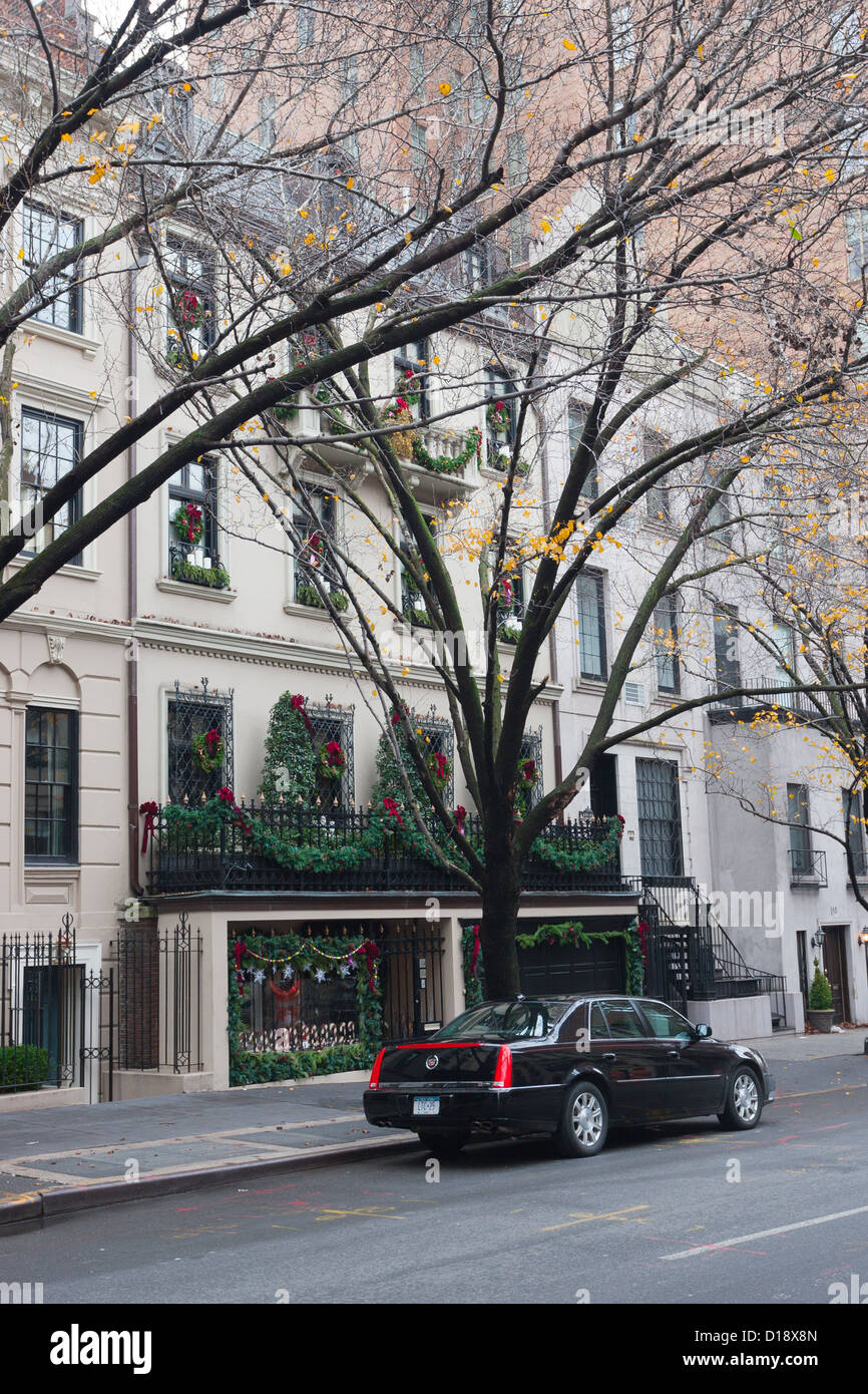 Le decorazioni di Natale su una casa, Upper East Side di Manhattan, New York City Foto Stock