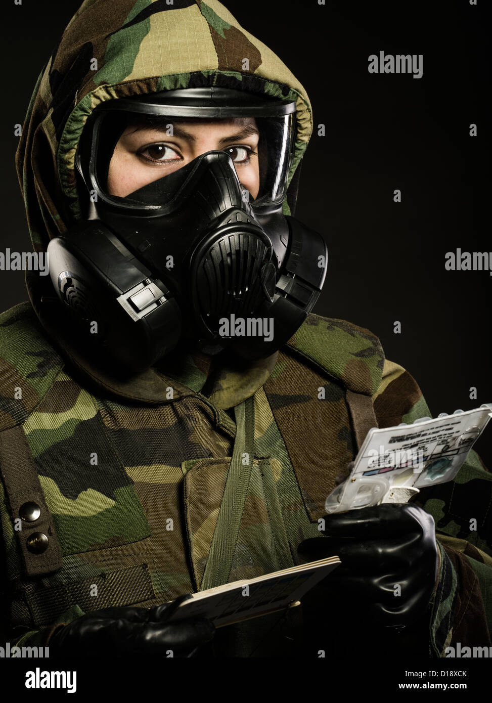 US Marine in MOPP marcia inc maschera a gas utilizza M272 agente chimico acqua Kit Test ( lewisite, agenti nervini, cianuro e senape ) Foto Stock