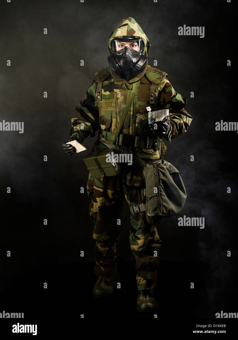 US Marine in MOPP marcia inc maschera a gas utilizza M272 agente chimico acqua Kit Test ( lewisite, agenti nervini, cianuro e senape ) Foto Stock