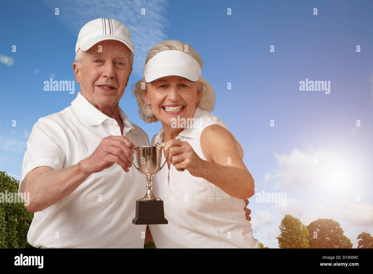 Coppia senior holding Trofeo di tennis Foto Stock