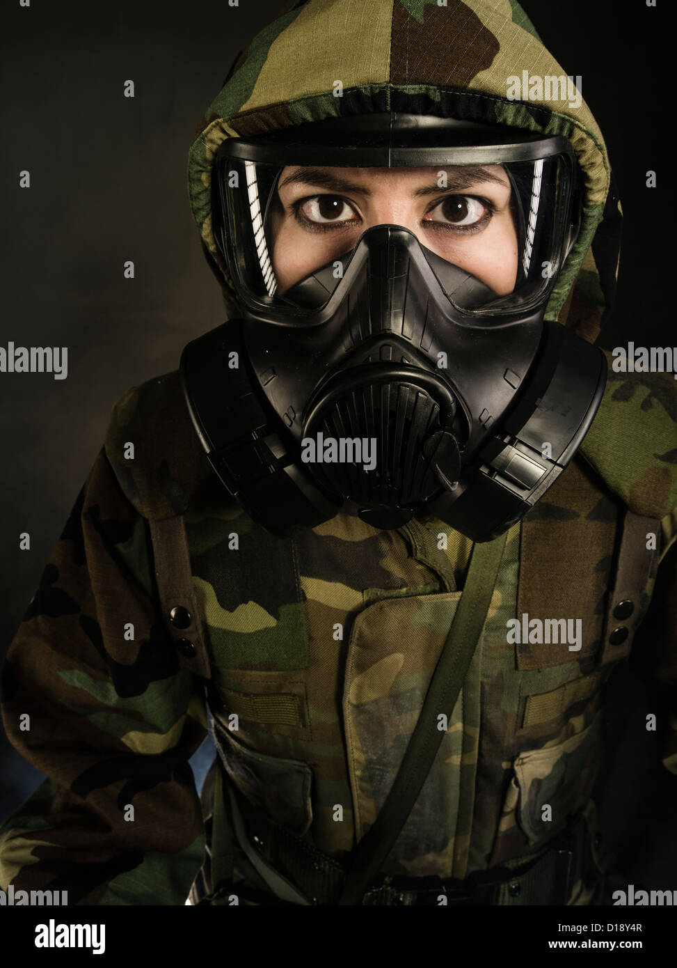 US Marine in MOPP marcia inc maschera a gas utilizza M272 agente chimico acqua Kit Test ( lewisite, agenti nervini, cianuro e senape ) Foto Stock