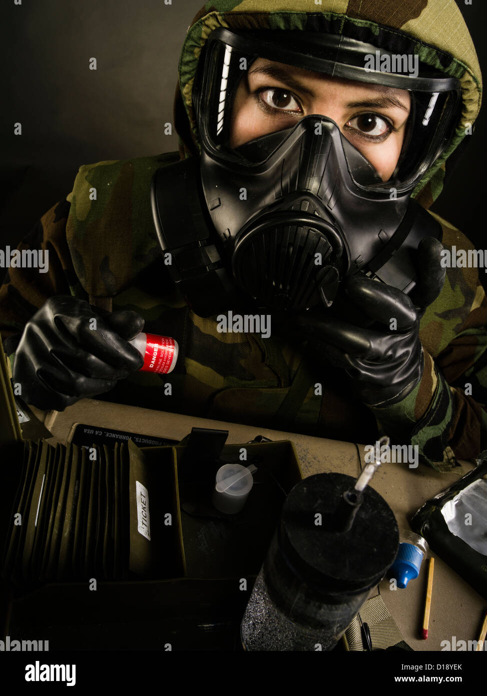 US Marine in MOPP marcia inc maschera a gas utilizza M272 agente chimico acqua Kit Test ( lewisite, agenti nervini, cianuro e senape ) Foto Stock