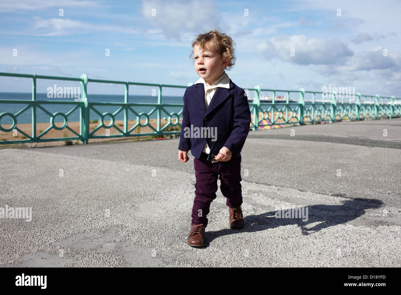 Little Boy passeggiate lungomare di mod abbigliamento Foto Stock