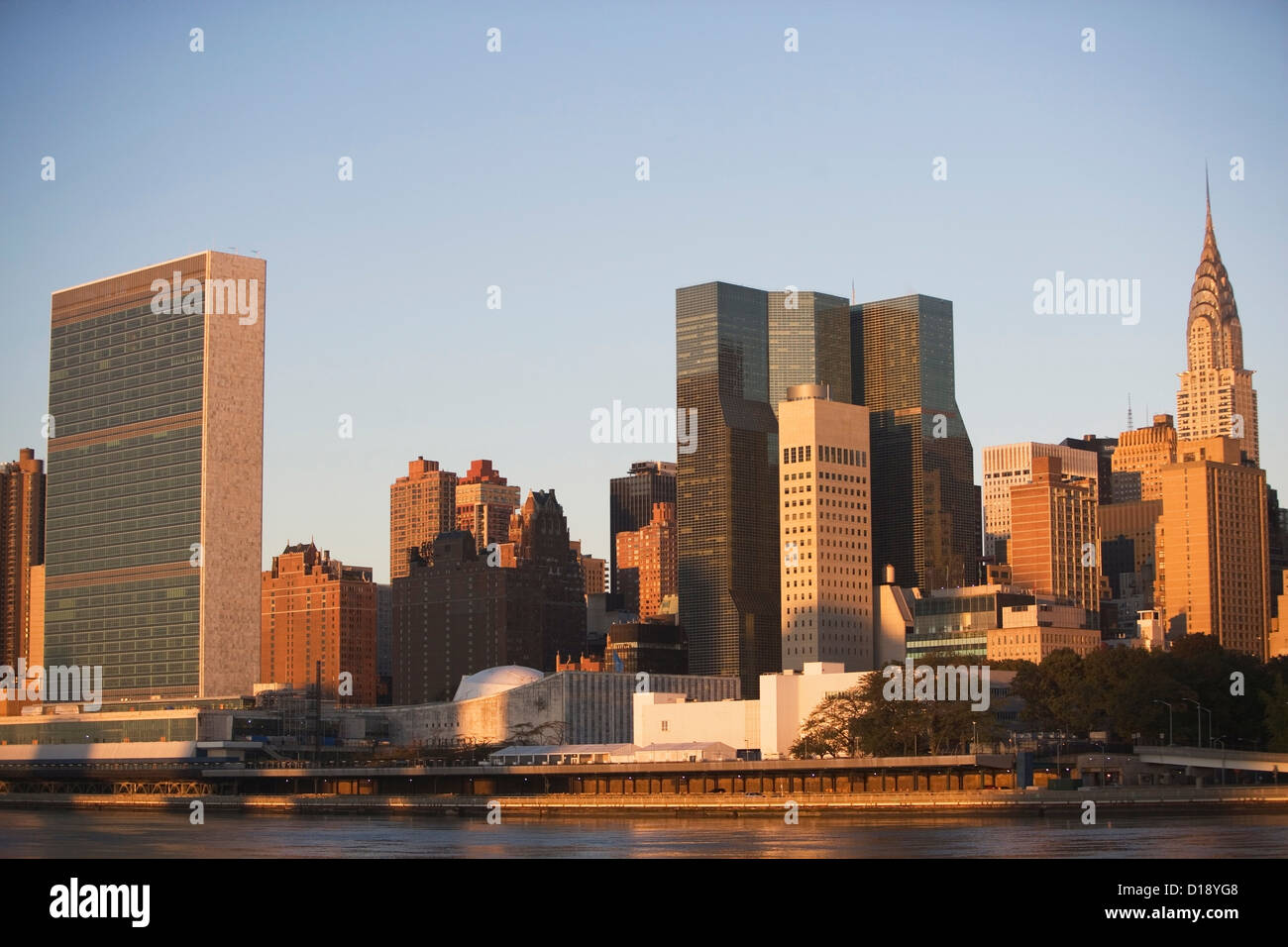 East River e edifici di Manhattan, New York City Foto Stock