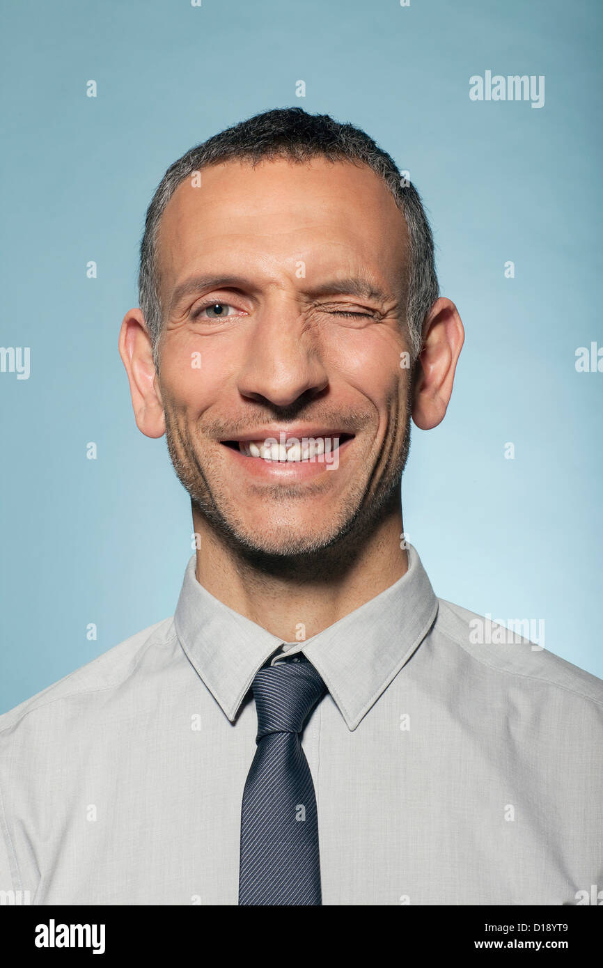 Uomo che sbatte le palpebre Foto Stock