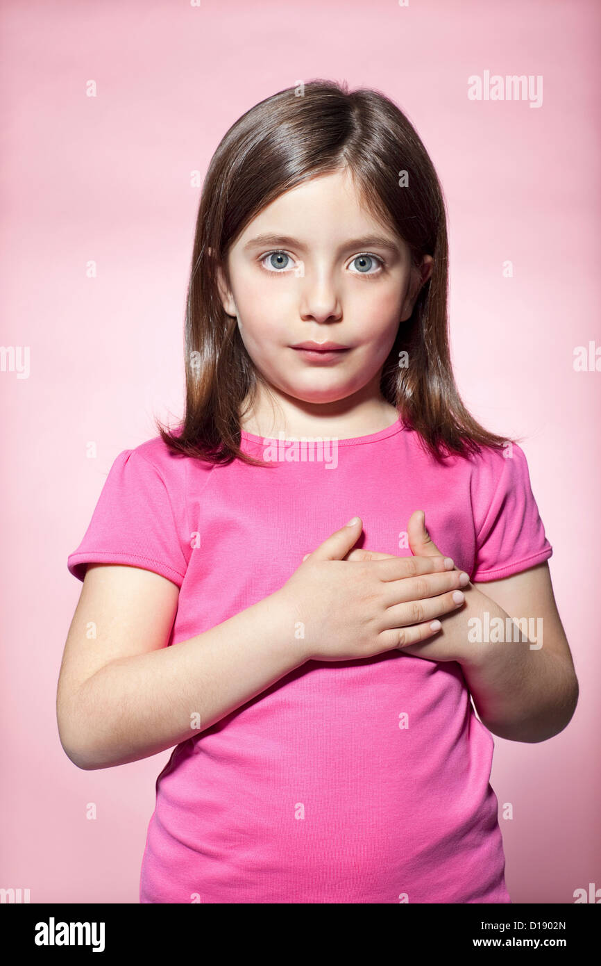 La ragazza con le mani sul cuore Foto Stock