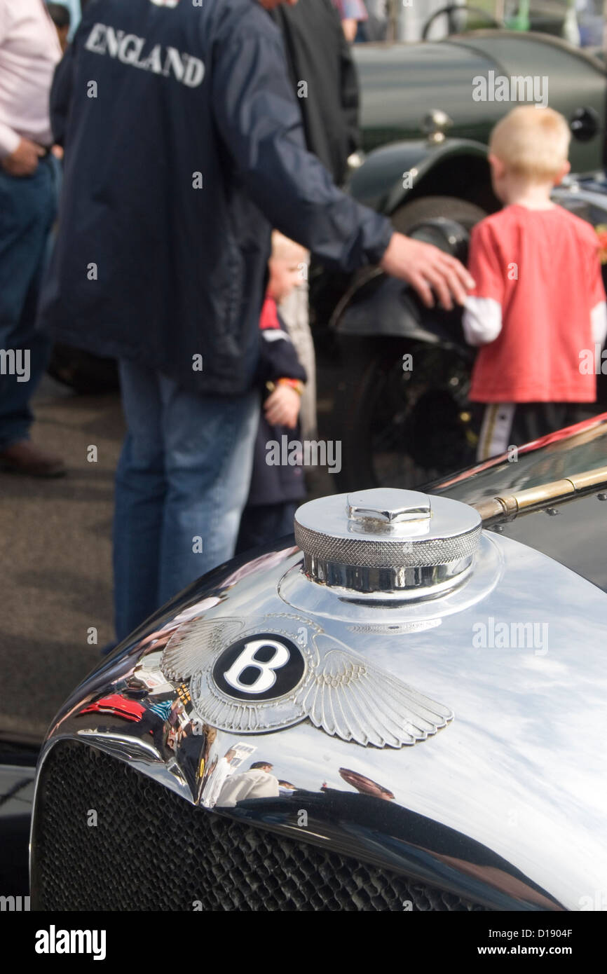 Il monogramma di una vecchia auto Bentley con persone in background. Foto Stock