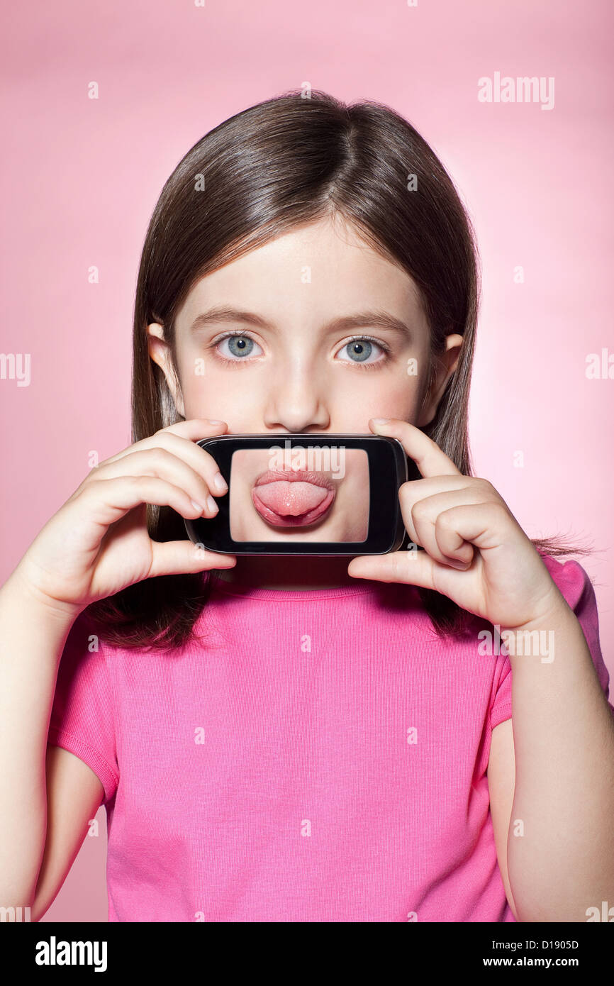 Ragazza con smartphone tramite la bocca, spuntavano lingua Foto Stock