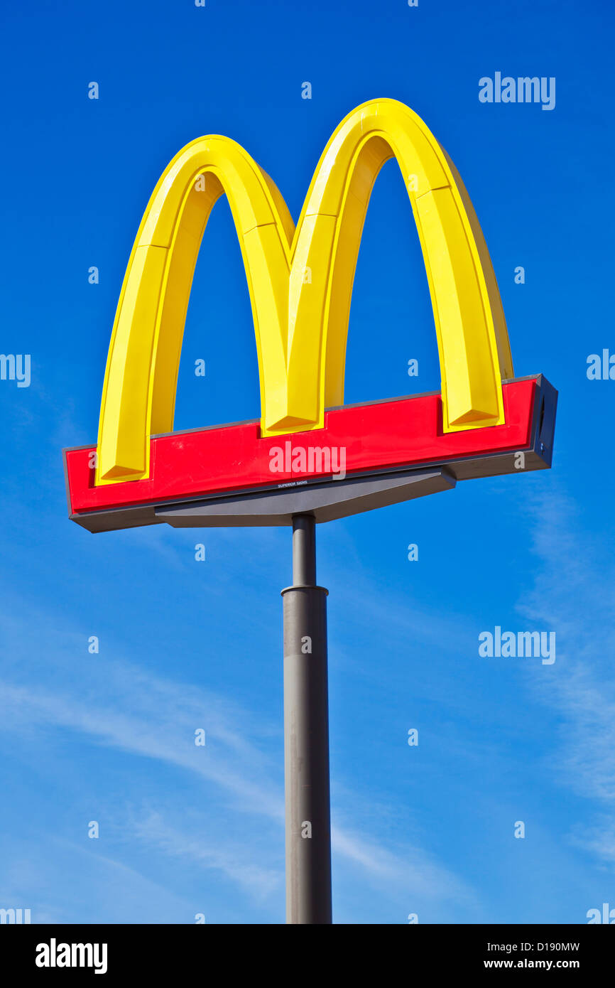 Mcdonald's archi Logo segno contro un cielo azzurro USA Stati Uniti d'America Foto Stock