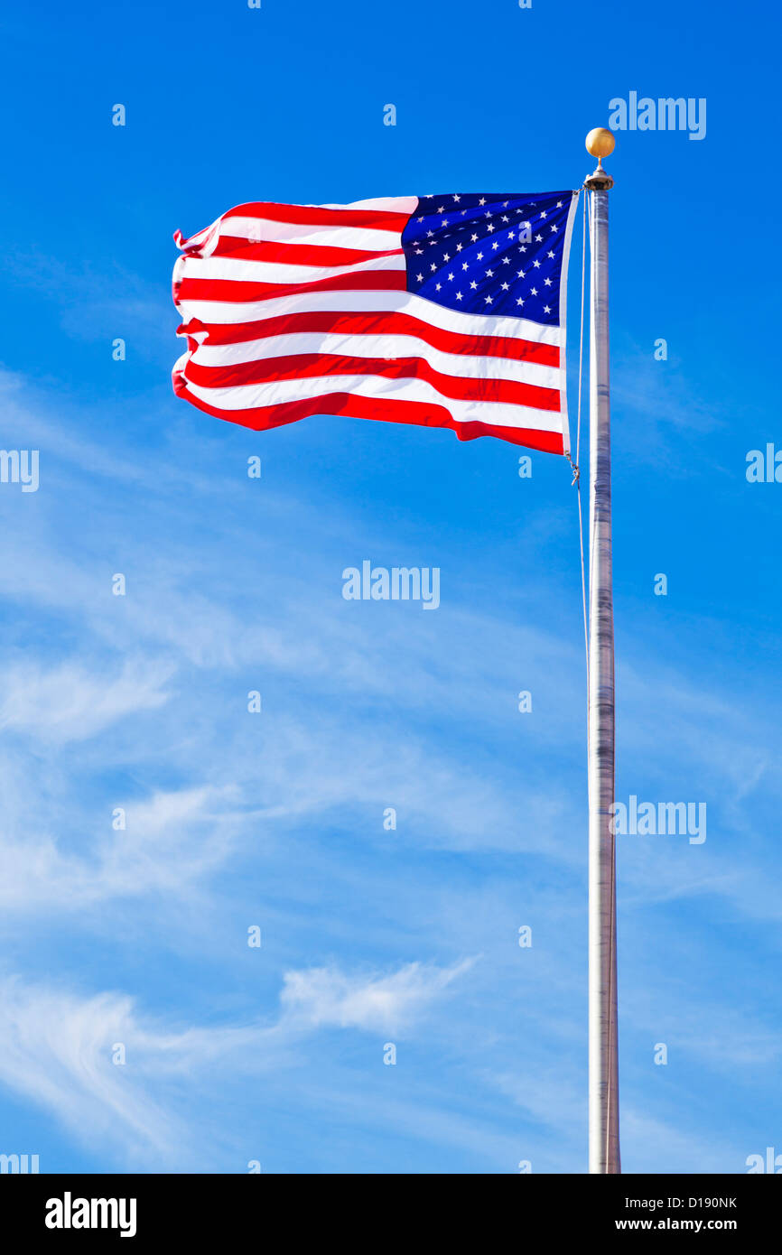 Stelle e strisce battenti contro un cielo blu USA US Stati Uniti d'America bandiera americana Foto Stock