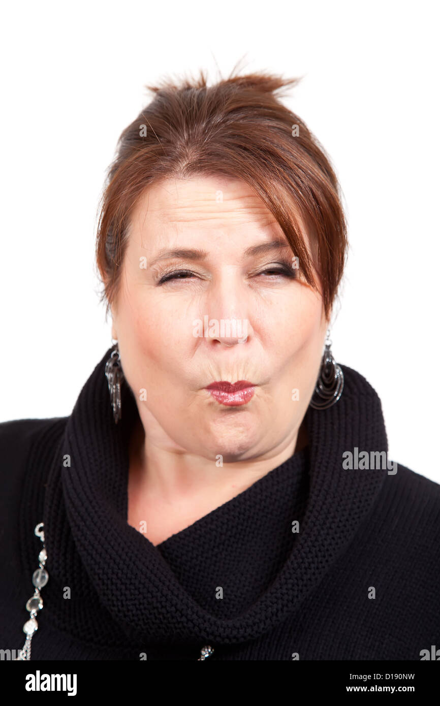 Un attraente donna di mezza età ha appena mangiato qualcosa di molto aspro e sta compiendo un volto. Foto Stock