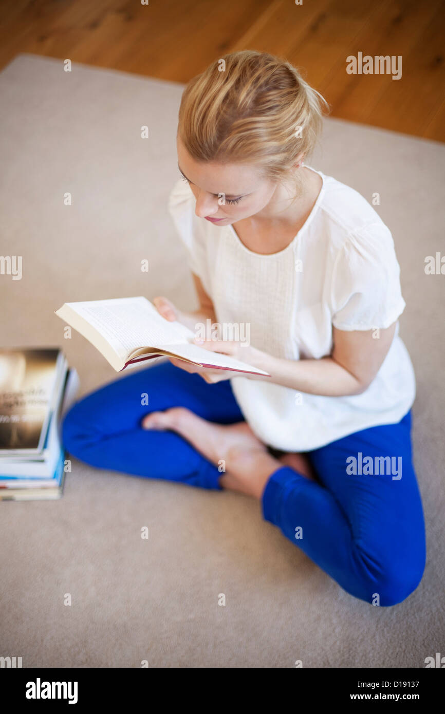 Giovane donna la lettura di un libro Foto Stock